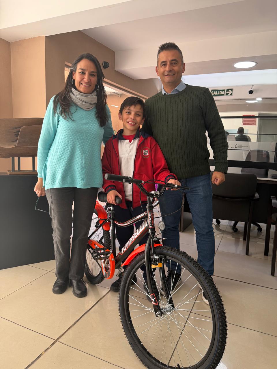 Entrega de bicicleta - Sorteo Día del Niño CFC